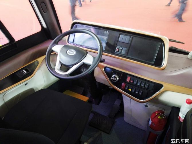 苏州金龙定制版无人驾驶巴士惊艳亮相上海国际车展