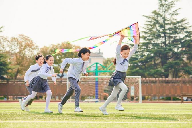 摄图网_501297342_banner_小学生放风筝（非企业商用）