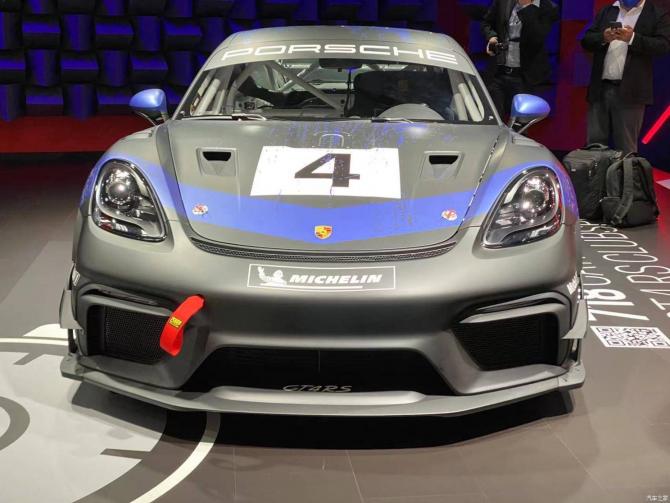 保时捷718 gt4 rs clubsport得内饰就显得更加硬核,由于不需要照顾